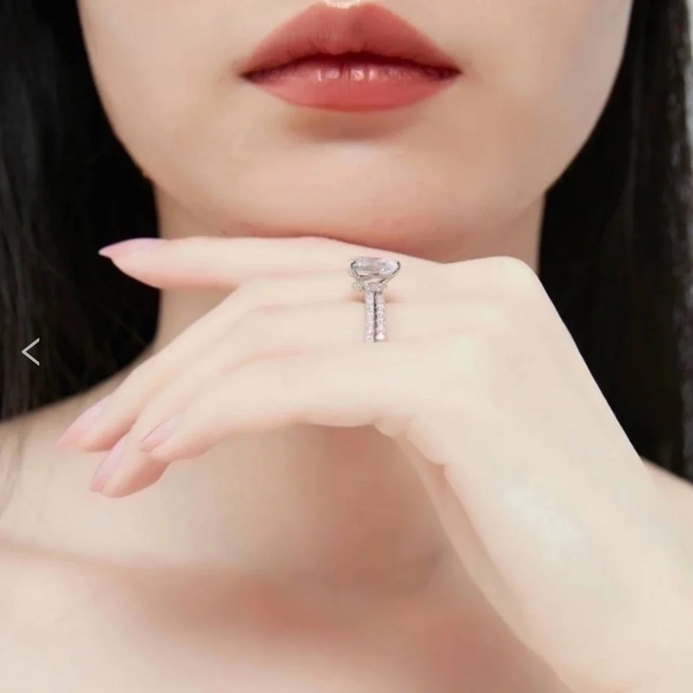 Elegant Water Drop Style Silver Ring with Clear Gemstone - NWOT - Picture 4 of 5